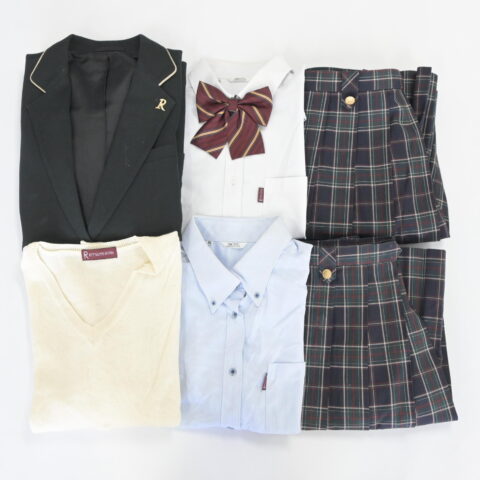 ラミパスで買取した立命館宇治高等学校の女子制服一式。ブレザーやスカートなどの指定品